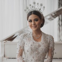 Saat akad nikah, Aurel Hermansyah tampil cantik dan anggun berbalut kebaya karya Vera Kebaya. Kebaya putih berbahan lace dengan detail payet dan kristal ini dipadukan dengan kain batik klasik. Foto: Instagram