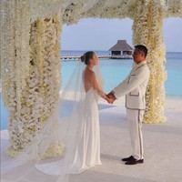 Simpel namun estetik, gaun pernikahan Julie Estelle cocok untuk kamu yang ingin menikah mengenakan gaun minimalis tapi tetap menonjolkan keanggunan. Saat menikah, aktris cantik ini mengenakan gaun backless karya Heaven Tanudiredja. Sementara veil panjang datang dari koleksi Biyan. Foto: Instagram