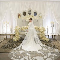 Gaun mewah untuk pemberkatan pernikahan Felicya Angelista merupakan karya desainer Yogie Pratama. Kaya detail dan cantik, gaun berpotongan mermaid ini juga tampak unik dengan veil berhias bordir bentuk floral. Foto: Instagram