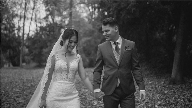 Gaya klasik jadi pilihan Gracia Indri saat menikah dengan Jeffrey. Gaun sleeveless memberi kesan lebih modern. Foto: Instagram