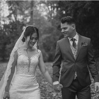 Gaya klasik jadi pilihan Gracia Indri saat menikah dengan Jeffrey. Gaun sleeveless memberi kesan lebih modern. Foto: Instagram