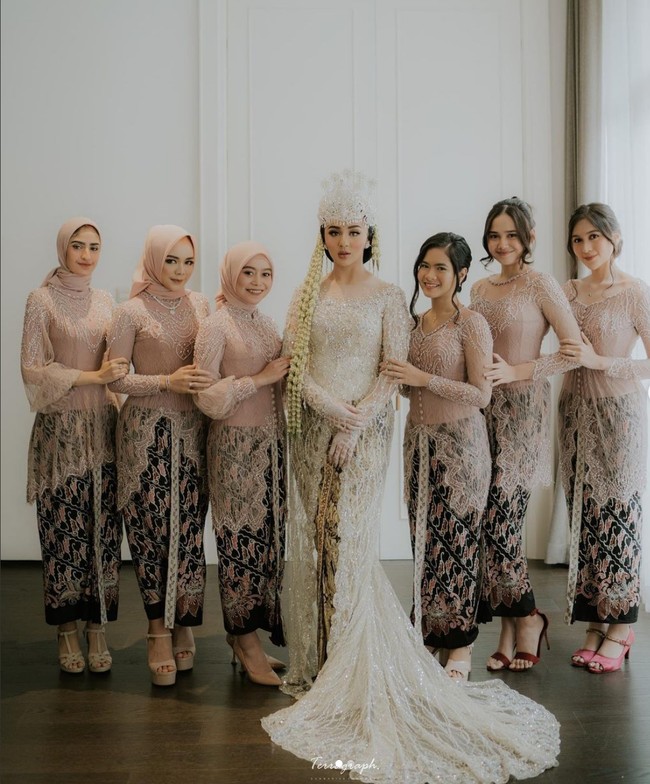 Memilih busana tradisional dengan tampilan mewah, Margin Wieheerm mengenakan kebaya kaya detail rancangan Ancha Wedding. Kebaya bertaburan kristal dan payet ini membuat penampilan Margin sebagai pengantin makin wah. Foto: Instagram