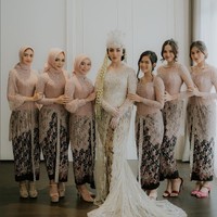 Memilih busana tradisional dengan tampilan mewah, Margin Wieheerm mengenakan kebaya kaya detail rancangan Ancha Wedding. Kebaya bertaburan kristal dan payet ini membuat penampilan Margin sebagai pengantin makin wah. Foto: Instagram