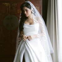 Jessica Iskandar memilih gaun putih berpotongan klasik dan model strapless saat menikah dengan Vincent Verhaag. Gaun rancangan Monica Ivena ini diberi sedikit twist dengan tulisan janji suci yang dibordir di sepanjang veil. Foto: Instagram