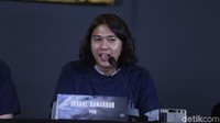 Rambut Iqbaal Ramadhan dalam jumpa pers Kamis (16/12/2021) sedikit mengingatkan dengan rambut Vanesha Prescilla setahun lalu. Iya nggak, sih? (Foto: Bayu/detikcom)