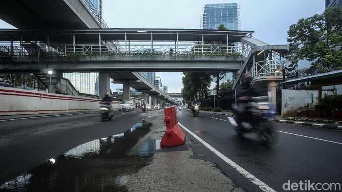 Jalan Rasuna Said Berlubang dan Tergenang Jalan Rasuna Said, Jakarta, tampak berlubang. Saat hujan turun, terjadi kubangan di jalan tersebut.