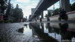 Jalan Rasuna Said Berlubang dan Tergenang