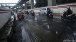 Jalan Rasuna Said Berlubang dan Tergenang
