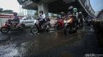 Jalan Rasuna Said Berlubang dan Tergenang
