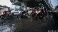 Pengendara pun harus ekstra hati-hati saat melintas di ruas jalan ini.