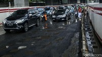 Kemacetan terjadi karena pengendara melambatkan kendaraanya.