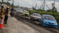 Kendaraan melintasi jalan rusak di Jalan Trans Kalimantan Bukit Rawi, Pulang Pisau, Kalimantan Tengah, Kamis (16/12/2021).