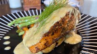 Salmon ini dilengkapi saus creamy dijon dan daun dill. Saat dicicipi, fillet salmonnya begitu lembut dan padat. Tak tercium atau terasa amis sama sekali, pertanda menu ini dibuat dengan salmon segar.