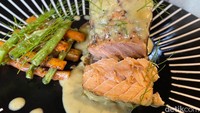 Balutan saus dijon creamy-nya enak, namun menurut kami lebih terasa seperti saus krim biasa. Tidak tercecap tendangan rasa dijon mustard yang kuat.