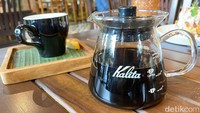 Java Dancer Coffee punya banyak pilihan kopi Indonesia. Salah satunya Bali Arabica-Kintamani dengan metode seduh manual, yama immersion brewer (Rp 43.478).