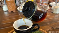 Kopi disajikan di gelas Kalita yang ikonik. Aroma harum kopi ini langsung menggugah selera. Slurpp! Begitu disesap, rasa asam khas buah (fruity) langsung terjejak di lidah. Rasa ini disusul dengan aksen aroma dan rasa cokelat yang enak.