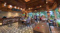 Mampir ke sini serasa ngopi di Malang langsung sebab bangunan utama coffee shop ini adalah pendopo Jawa. Terlihat juga pernak-pernik khas Jawa lain seperti ikon wayang. 