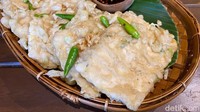 Kalau tak mau makan berat, ada Tempe Mendoan (Rp 29.565) di sini. Satu porsi isi 5 buah dan disajikan dengan cocolan saus kecap cabe rawit dan cabe rawit utuh.
