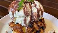 Untuk yang manis, kamu bisa coba Classic French Bread Pudding (Rp 43.478). Berupa puding roti ala Eropa yang padat, lembut, dan gurih. Dessert ini disajikan bersama es krim vanilla dan saus cokelat.