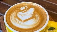 Selain itu, Caffe Latte (Rp 37.391) dengan latte art cantik bisa dipilih sebagai teman ngopi di sini. Racikannya adalah kopi Jawa dan Flores. Rasa kopinya cukup kuat, kemudian diiringi rasa susu yang gurih creamy.