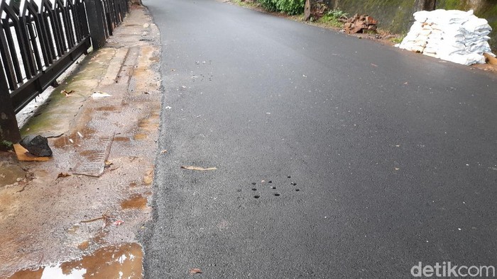 Jl Lebak Bulus III Jakarta Selatan, di sini ada sumur resapan. 17 Desember 2021. (Marteen Ronaldo Pakpahan/detikcom) Jl Lebak Bulus III Jakarta Selatan, di sini ada sumur resapan. 17 Desember 2021. (Marteen Ronaldo Pakpahan/detikcom)
