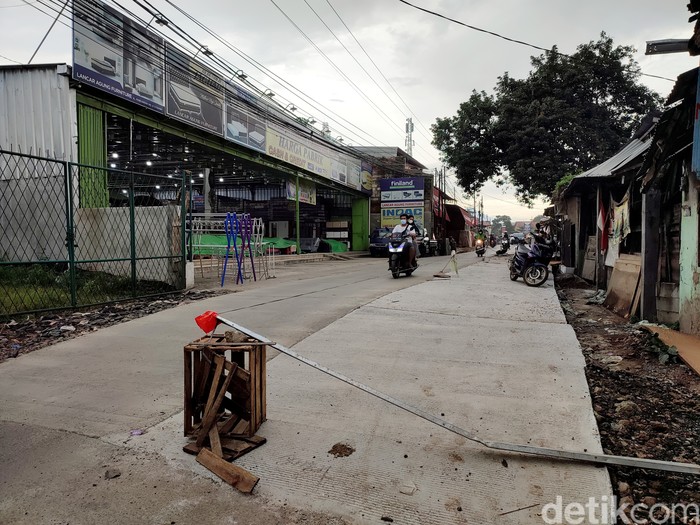 Jl Raya Pabuaran dalam proses perbaikan. 17 Desember 2021. (Rizky Adha Mahendra/detikcom)