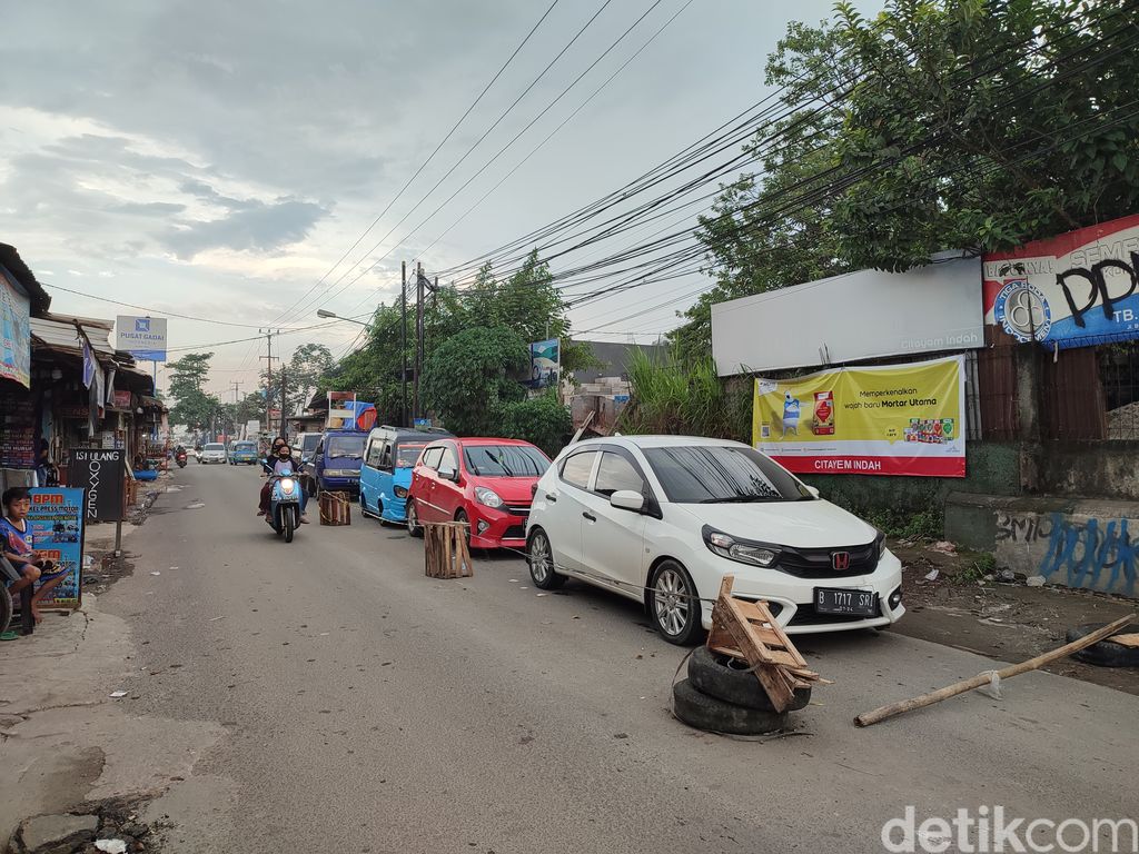 Jl Raya Pabuaran dalam proses perbaikan. 17 Desember 2021. (Rizky Adha Mahendra/detikcom)