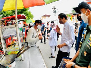 Usai Resmikan Pasar Besar Ngawi, Jokowi-Iriana dan Khofifah Berbagi Bantuan Tunai