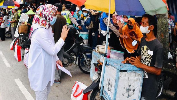 jokowi dan iriana berbagi bantuan tunai