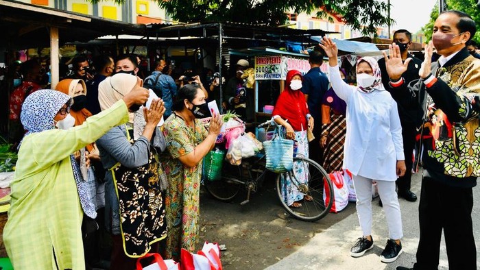 Jokowi dan Iriana di Pasar Mulyorejo, Kecamatan Cepu, Blora, Jumat (17/12/2021).