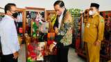 Di Blora, Jokowi-Iriana Beli Jaket Lukisan Keluarga