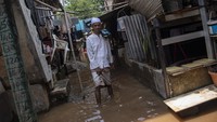 Banjir sejak Kamis (16/12/2021) tengah malam tersebut disebabkan Kali Pesanggrahan yang ada di sekitar lokasi meluap.