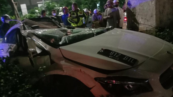 Kecelakaan maut terjadi di Senayan, Jakarta Pusat, kemarin malam sekitar pukul 23.45 WIB. Sebuah mobil Mercedes-Benz mengalami kecelakaan tunggal di depan Hotel Mulia, Senayan. (Dok. TMC Polda Metro Jaya)