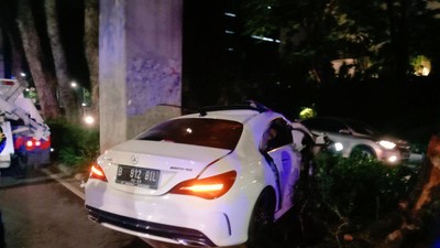 Potret Mercy Ringsek Kecelakaan di Senayan yang Tewaskan Pengemudinya