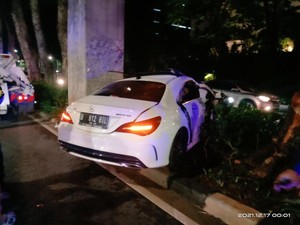 Sederet Kecelakaan Tabrak Tiang Monorel: Motor, Kopaja hingga Mercy