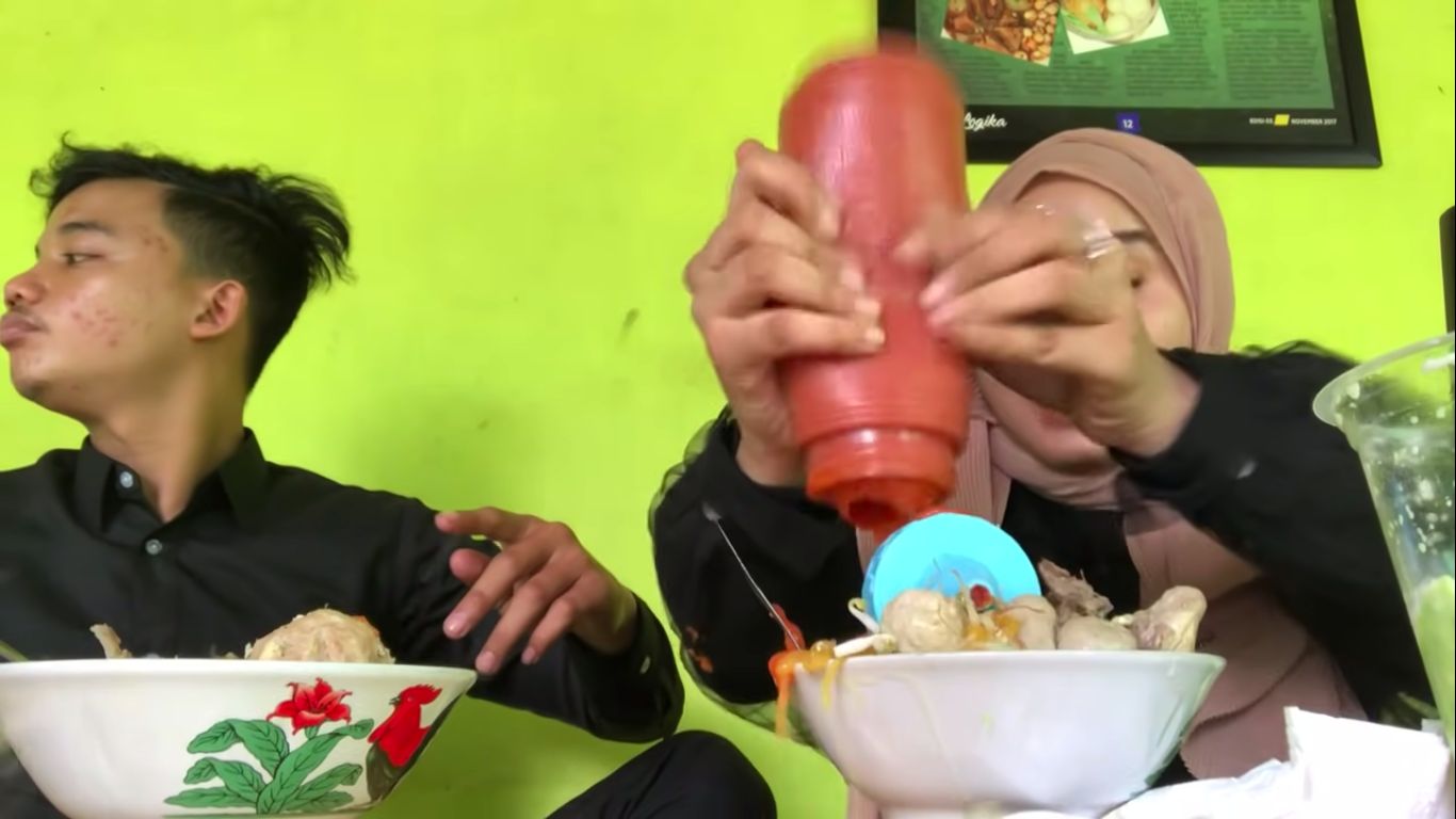 Bikin Ngakak! 4 Kejadian Apes saat Tuangkan Saus dan Kecap ke dalam Makanan