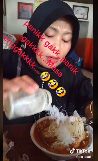 Bikin Ngakak! 4 Kejadian Apes saat Tuangkan Saus dan Kecap ke dalam Makanan