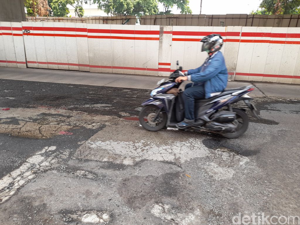 Kerusakan di permukaan Jl HR Rasuna Said, Kuningan, Jakarta Selatan, 17 Desember 2021. (Marteen RP/detikcom)