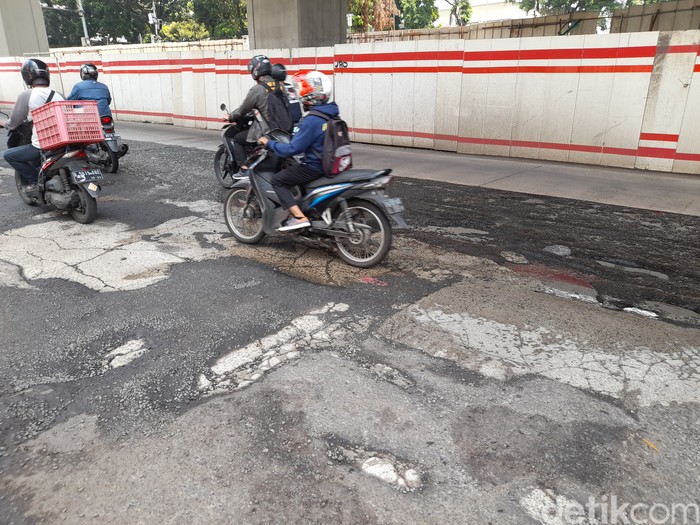 Kerusakan di permukaan Jl HR Rasuna Said, Kuningan, Jakarta Selatan, 17 Desember 2021. (Marteen RP/detikcom)