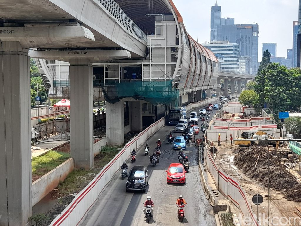 Kerusakan di permukaan Jl HR Rasuna Said, Kuningan, Jakarta Selatan, 17 Desember 2021. (Marteen RP/detikcom)