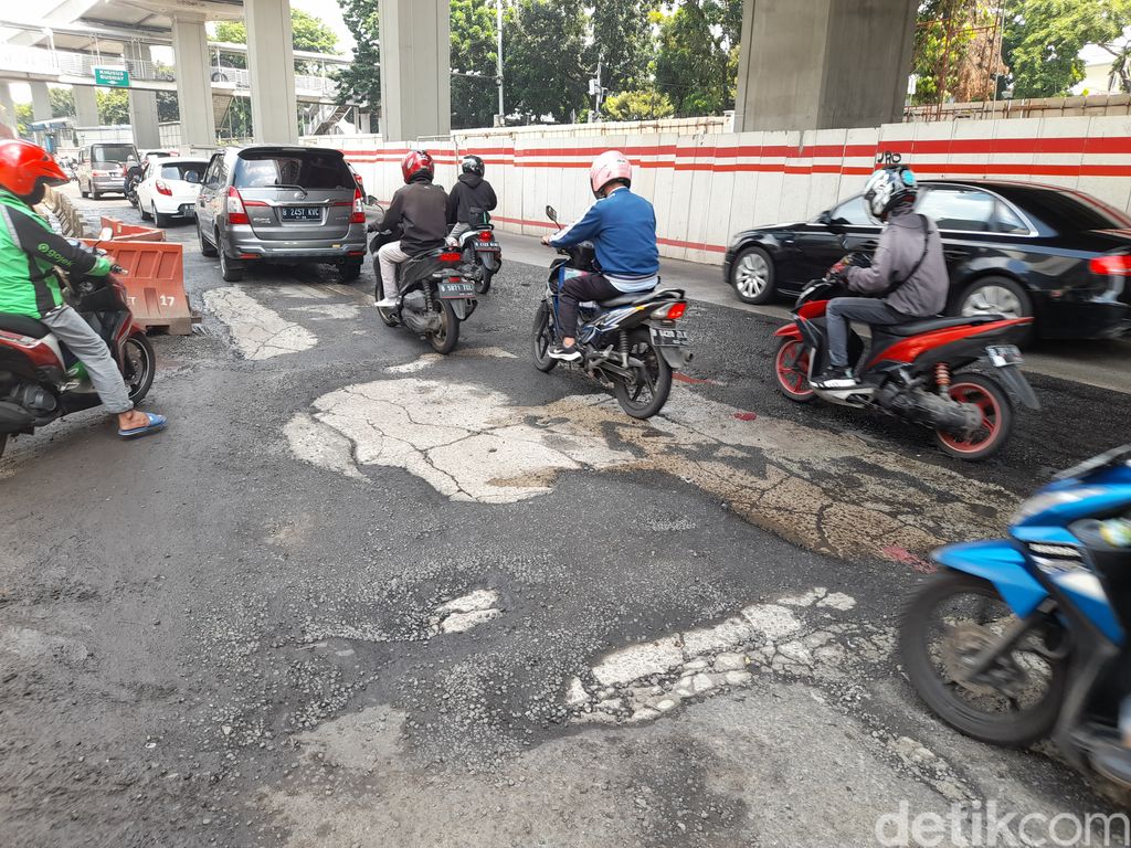 Kerusakan di permukaan Jl HR Rasuna Said, Kuningan, Jakarta Selatan, 17 Desember 2021. (Marteen RP/detikcom)