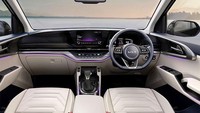 Kabin Kia Carens telah didesain ulang dan dilengkapi fitur-fitur seperti air purifier, kursi berventilasi di depan, kluster instrumen digital, sunroof elektrik, lampu ambient, cruise control, kontrol iklim otomatis, sistem infotainment layar sentuh, sistem speaker premium dari Bose dan masih banyak lainnya. Foto: Dok. Kia