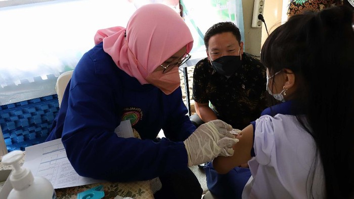 Komisi IX DPR Desak Kepala Daerah Gercep Vaksinasi Anak Wakil Ketua Komisi IX DPR Charles Honoris tinjau vaksinasi anak usia 6-11 tahun di PIK, Jakarta. Komisi IX DPR minta Penda gerak cepat melakukan vaksinasi anak.
