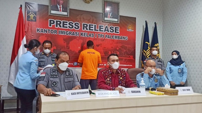 Konferensi pers Imigrasi soal deporasi WN Sudan (M Syahbana-detikcom)