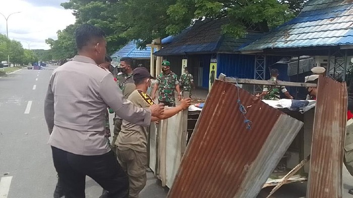 Korem 143/Halu Oleo bersama polisi dan Satpol PP turun ke jalanan untuk membersihkan sisa-sisa bentrokan kemarin. Tampak akibat bentrokan tersebut terdapat sejumlah barang-barang yang dirusak hingga dibakar. (dok Korem 143/HO)