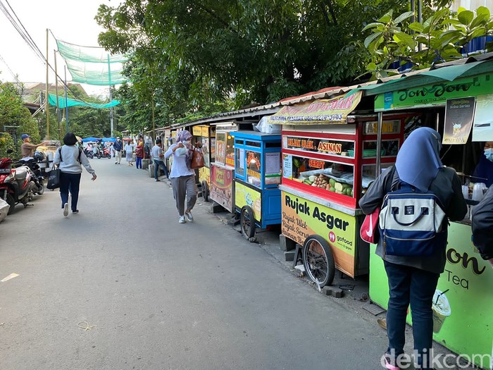Kuliner Stasiun Pondok Cina Kuliner Stasiun Pondok Cina Banyak Pilihan Ragam Jajanan Murah Meriah