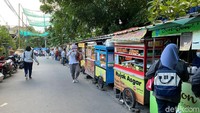 Penjual makanan di sini ada puluhan jumlahnya. Biasanya mulai pukul 12.00 WIB mereka mulai berjualan. Foto: detikFood