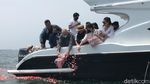 Tangis Keluarga Melarung Sebagian Abu Kremasi Laura Anna ke Laut