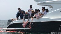 Papa Gabor, sapaan akrab ayah Laura Anna, terlihat tegar melarung abu kremasi sang putri. Foto: Hanif/detikHOT