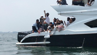 Tangis Keluarga Melarung Sebagian Abu Kremasi Laura Anna ke Laut